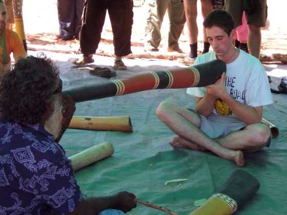 Grégory recoit des ondes du didgeridoos