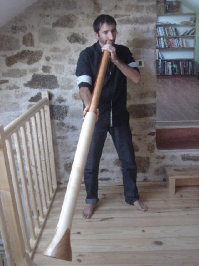 Jean-yves fais une démonstration de son didgeridoo accordable